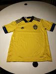 Adidas Sveriges fotballslandslag t-shirt i strl 152