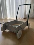 Mickis lära-gå-vagn i trä
