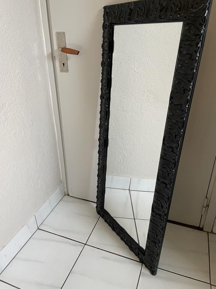 spegel med svart ram