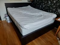 Säng stomme Malm 160cm  + 2 st Malm nattduksbord/små byrå
