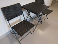 Snyggt caféset med bord och två stolar
