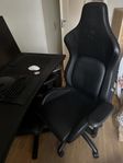 Razer Iskur gamingstol och Noblechairs pall