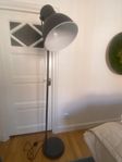 Golvlampa i grå metall