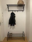 Svart hatthylla i metall från Ikea och  Skohylla Jysk