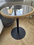 Matbord med tonad glasskiva 