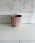 Ljus/Dammrosa räfflad kruka 