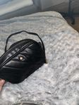 Svart quiltad crossbody-väska