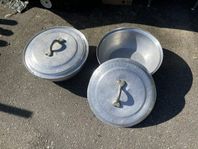 två stora kastruller i tjockt aluminium gods