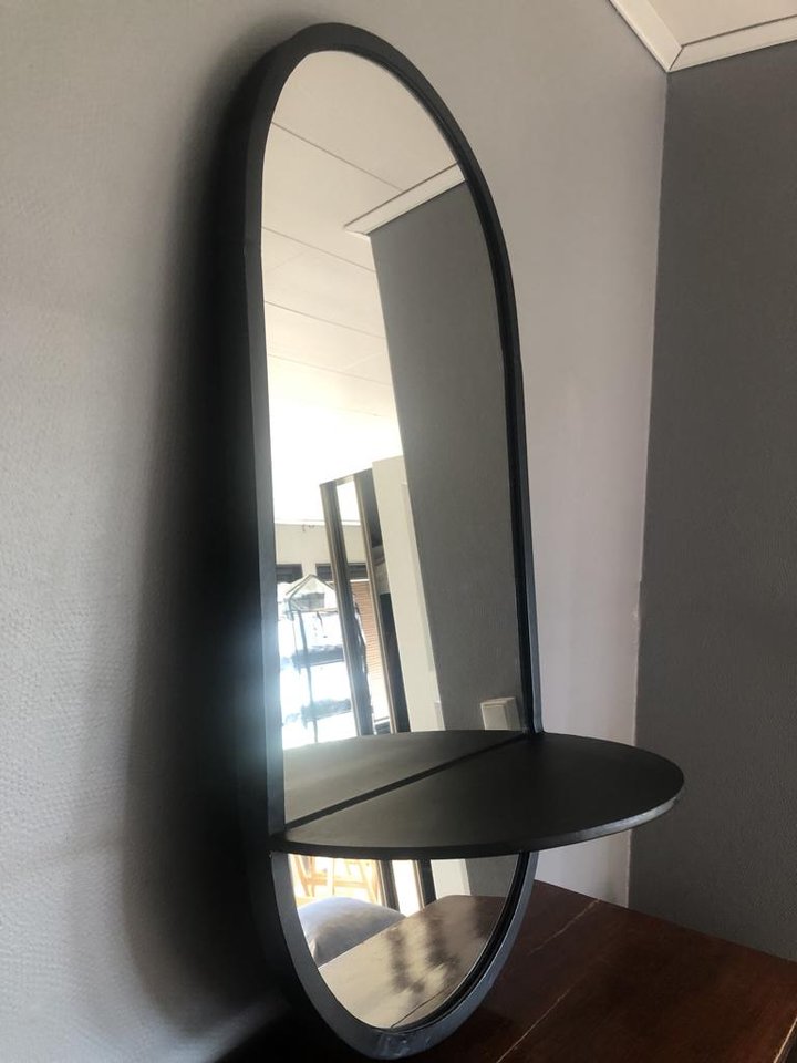Oval spegel med hylla