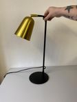Skrivbordslampa på hög fot
