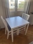 Bord med två stolar 