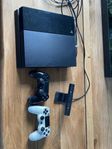 ps4 med två kontroller och en kamera