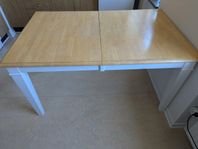 Köksbord 90X140 plus iläggsskiva. Avtagbara ben. 5 stolar.