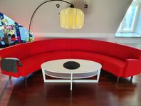 Röd soffa Skandiform + golvlampa