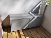 Grått metall skåp