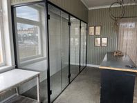 Glasmonter med tre pardörrar och kylanläggning