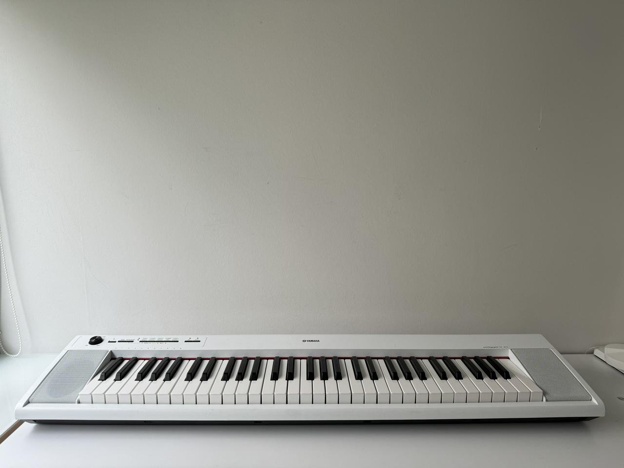 Vitt keyboard från Yamaha (Pi...
