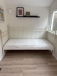 IKEA säng med helt ny madrass