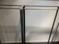 Unik klädställning i metal gjord som måttband 