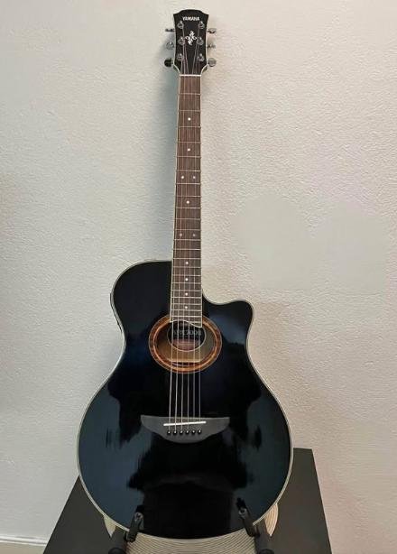 Halvakustisk Yamaha APX700II