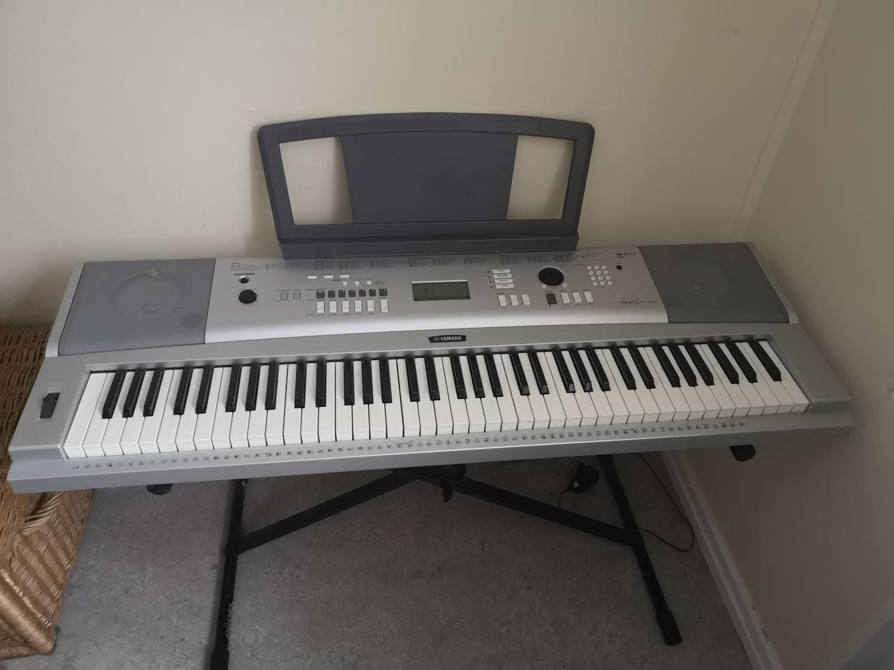 Yamaha DGX 220