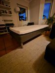 Resårsängar 2 st 105x200 cm m bäddmadrasser