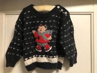 Oanvänd mörkgrå stickad tröja med nalle 1,5-3 år