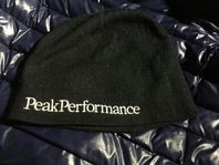 Peak performance mössa svart large