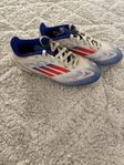 Adidas fotbollsskor strl 34