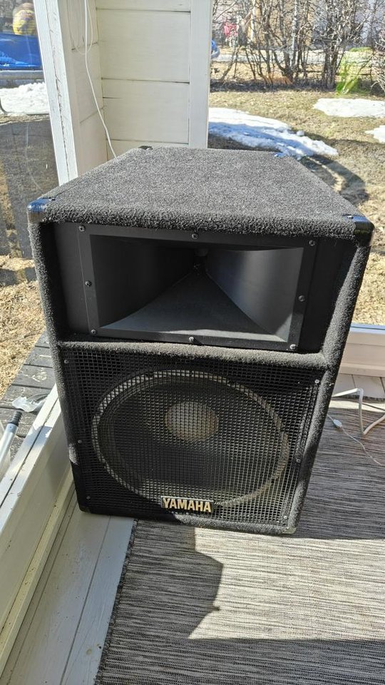 2x Yamaha S115 IV