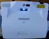 Hitachi Ultra short range projektor nypris 30.000kr