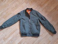 H&M grön jacka stl 140