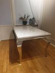 Matbord i marmor