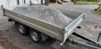 Transporter med tippsläp samt med båt