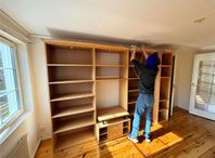 Robust trähylla i flera sektioner