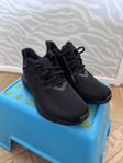 Svarta Adidas skor