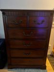 Elegant byrå i trä – 6 lådor Elegant wooden dresser