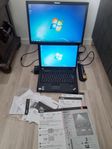 Laptop Lenovo med skärm och dockningsstation, kablage
