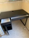 Litet svart skrivbord