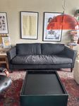 svart soffa + soffbord 