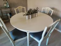 Utdragbart matbord med stolar 