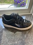 fila skor svart lack 