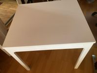Bord och två stolar. Två stolar, blå. Kinnarps stol.