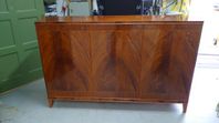BUFFÉ,  sideboard, fanerad pyramid mahogny, 1940/1950-tal.