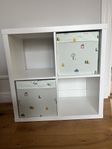 Hylla, Ikea Kallax vit med lådor. 