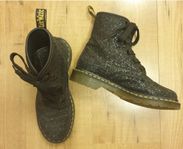 Dr. Martens, glittriga i fint skick. Stl. 40-41, unisex.