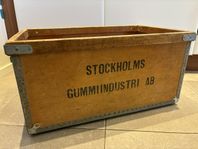 Gammal o stor trälåda / vedlåda fr Stockholms Gummiindust