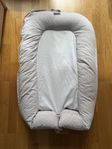 Babynest från Vinter & Bloom, Nordic Leaf Calm Grey