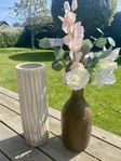 Krukor med konst blommor