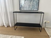 Snygga sidobord i svart metall